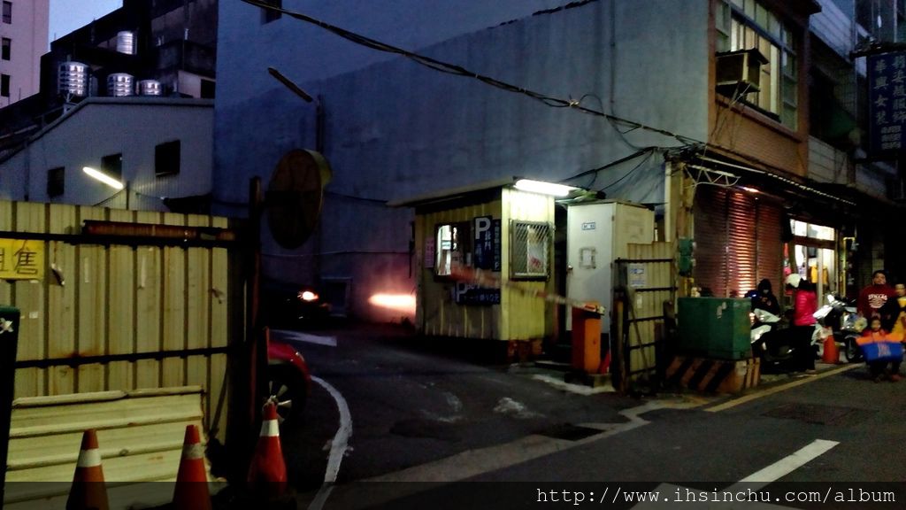 在新竹和味清粥小菜隨時隨地都可以看到排隊人潮,所幸店家動作快,排隊等待時間不長,加上因為顧客多,隨時都有新菜上桌提供選擇。難怪和味清粥小菜可以入選新竹前30大美食小吃宵夜名單 在新竹和味清粥小菜隨時隨地都可以看到排隊人潮,所幸店家動作快,排隊等待時間不長,加上因為顧客多,隨時都有新菜上桌提供選擇。難怪和味清粥小菜可以入選新竹前30大美食小吃宵夜名單