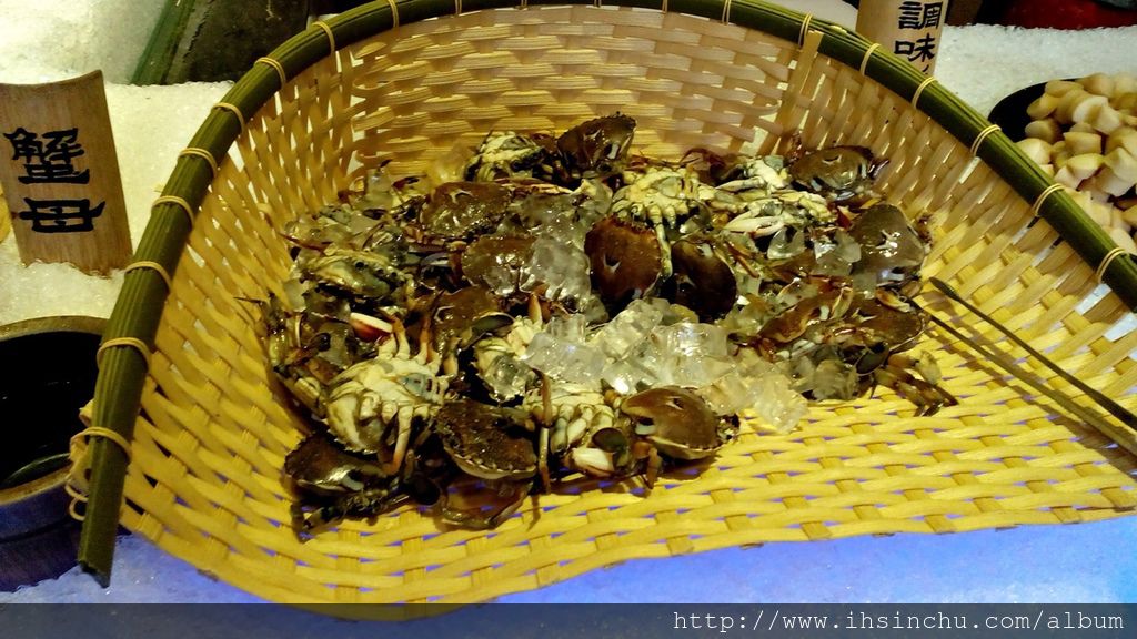 這是整隻螃蟹喔,提味小干貝也是準備滿滿的等客人取用,拿了這些東西還需要有海鮮鍋嗎?自己就可以熬出一鍋超讚的海鮮鍋了吧 IMG_20160304_122058