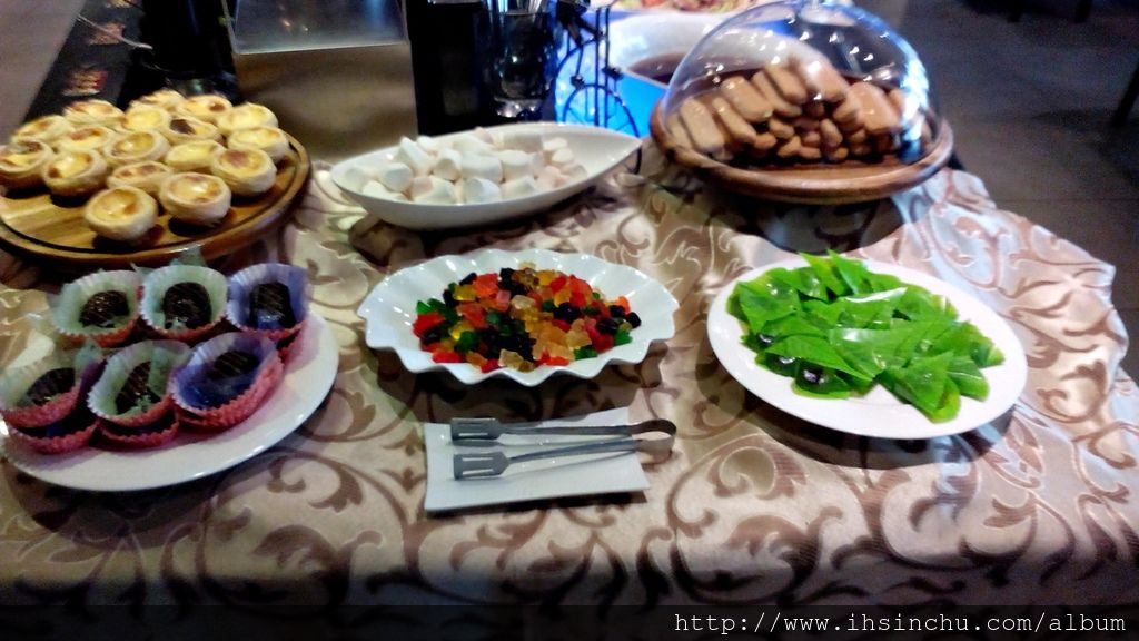 除了蛋糕,還有一些小甜點,也是很美味喔 IMG_20160304_121938