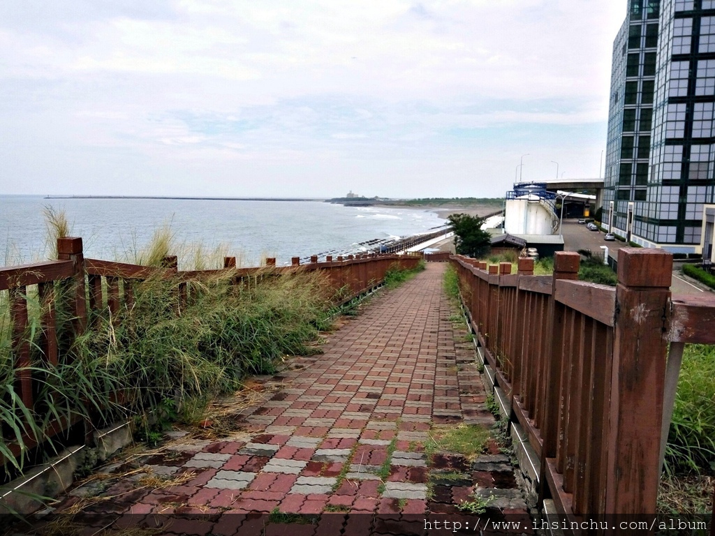 先從外邊景點開始聊聊,海天一線和環保公園,天氣不熱,很建議可以到這裡走走,吹吹風,騎騎腳踏車,遼闊的美景總是能讓心曠神怡。步道很長,可以慢慢走,通常來這裡會挑選下午三四點過後,比較沒那麼熱,這裡沒有遮蔽物,所以要做好防曬,步道的維護仍有待加強,大家要注意安全,有小小朋友的家長,這裡可能不太適合放手讓小朋友自己走 20160903_952