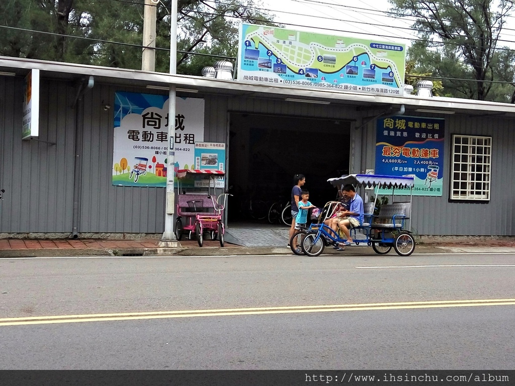附近不少這樣的腳踏車出租店,準備好了嗎,好好享受一下騎腳踏車去冒險,樣式也不少,有四人座的也有兩人座的,一般腳踏車當然更是必備啦,四人座很適合家庭,很多朋友一起去的也適合啦,兩人座是熱戀情侶的首選,選好等等要使用的交通工具後就可以出發~~~GO 20160903_7195