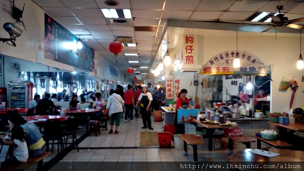 南寮美食區-說到挑選海鮮餐廳,我想提供一個建議就是,選有冷氣的,夏天熱呼呼,才不想一邊吃一邊流汗咧,可是話說回來,好想都有冷氣耶,那就找一家順眼的吧 IMG_20160903_133301
