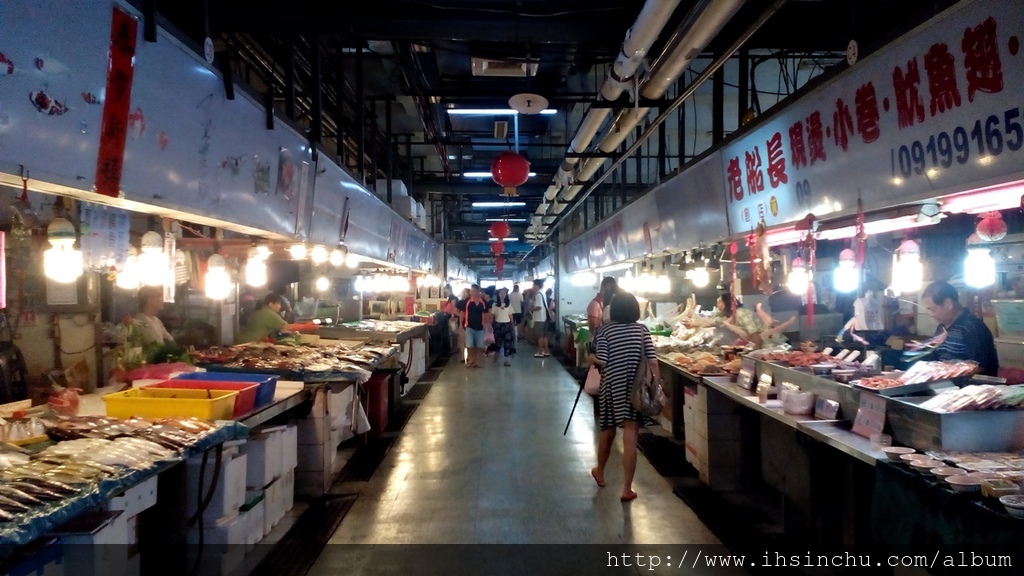 到南寮漁港,除了可以在外頭抓寶,也可以到漁市裡挖寶,漁獲非常鮮喔 IMG_20160903_133004
