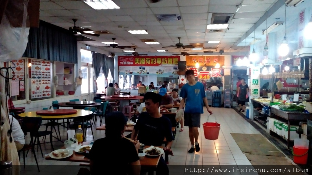 在南寮漁港玩累了,找個好位子吧繼續享用南寮美食吧 IMG_20160903_133408