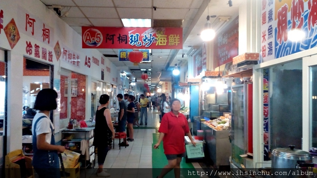 說道挑選海鮮餐廳,我想提供一個建議就是,選有冷氣的,夏天熱呼呼,才不想一邊吃一邊流汗咧,可是話說回來,好想都有冷氣耶,那就找一家順眼的吧 IMG_20160903_133237