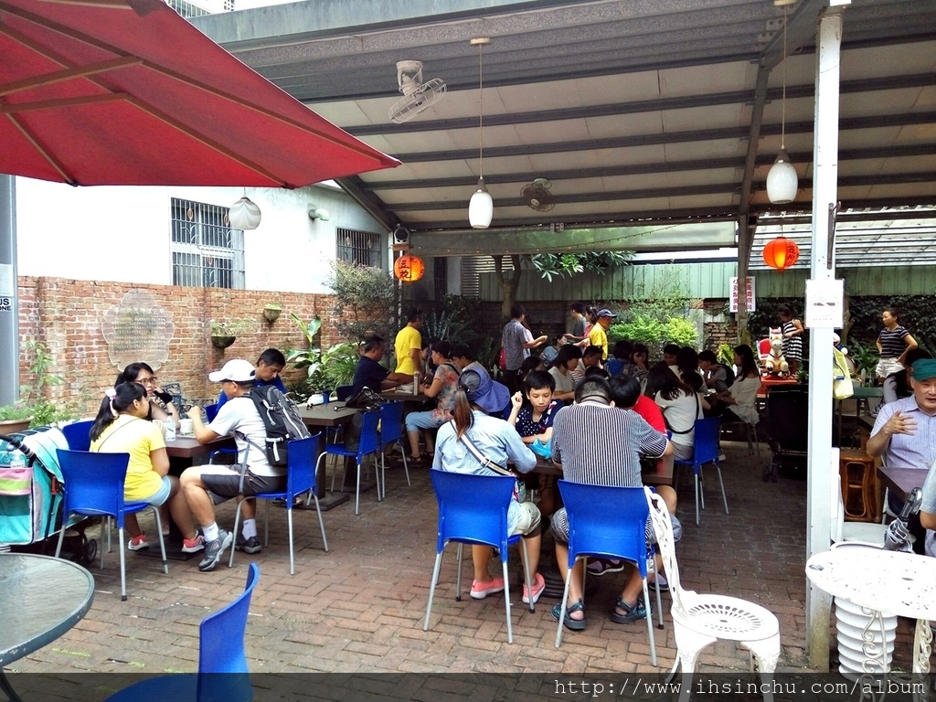 以為這是一間景觀餐廳,或許消費還不低的景觀餐廳,但是就像上頭寫的,這是賣冰的。門口有一堆很突兀但又直白的菜單,或許是當日天氣有點熱,所以進來用點心的人還不少,用餐的餐區很大喔,很少專賣甜點的店家能開放這麼大的場地,客桌間的間隔有一定的距離 內灣_5134