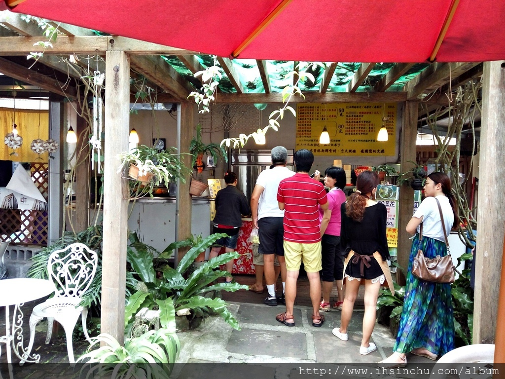 本店都是當天現做,大家可以放心食用喔,剛剛還想了一下甚麼事OR粉圓,原來是或,這店家也太國際化了吧,瞧瞧這排隊人潮,封你一個新竹排隊美食封號吧 內灣_2572