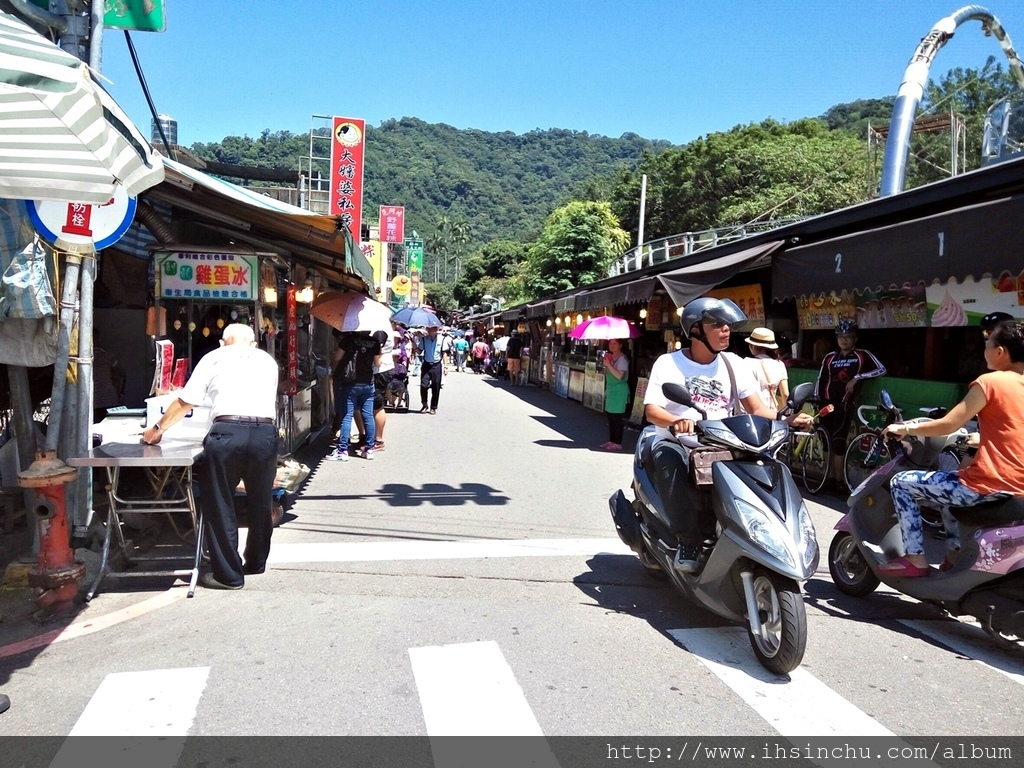 台灣有許多有名的老街文化,不管是大溪老街、湖口老街又或是三峽老街,多是古老的建築物,內灣老街與其說是老街倒比較像是一個市集,這樣的感覺也沒有不好,別看這樣,美食也是不少喔 819-202016 Camping_3821