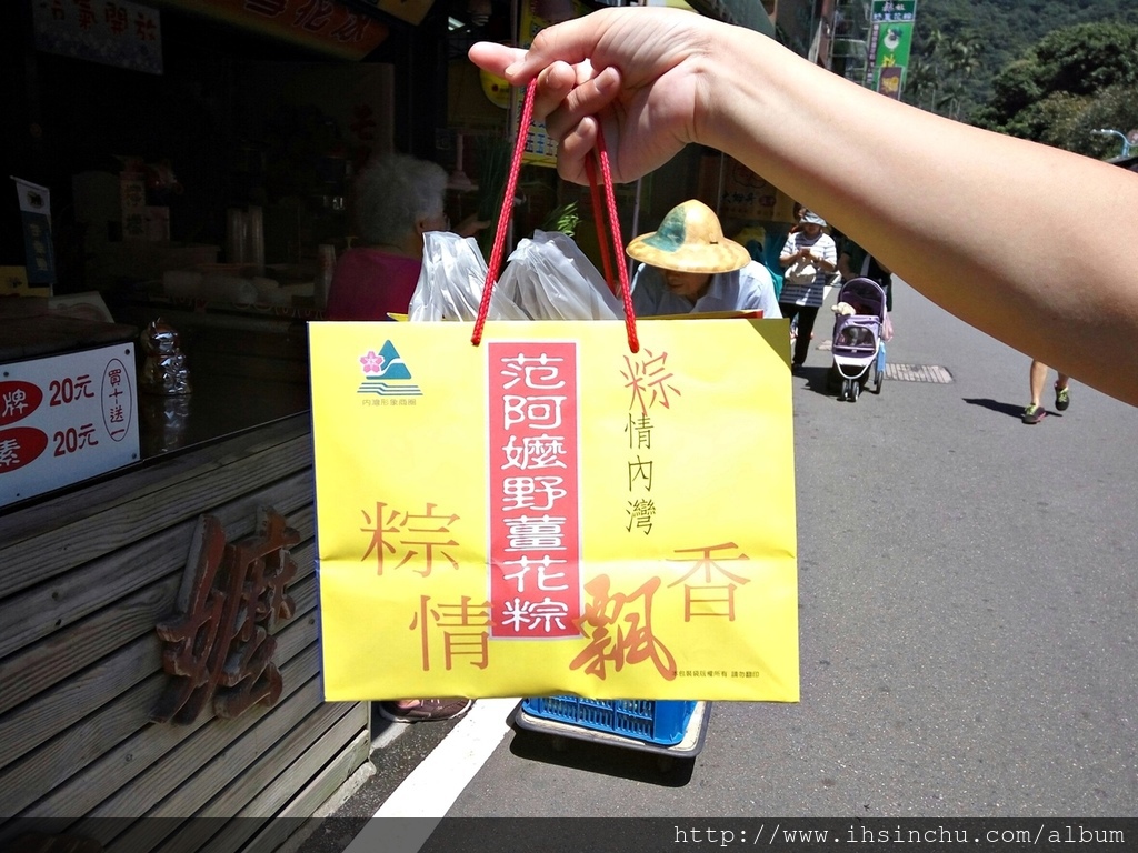 玩的也有,吃的也有,簡直就是美食的聚集地呀,內灣老街裡有甚麼好吃的呢,來到客家庄當然要來嘗嘗新竹客家美食囉,當然到了新竹,還有其他美食的選擇,一時想不到要吃甚麼嗎,新竹美食這篇文章供您選擇喔,新竹30大美食此篇文章連結在這。野薑花粽是這裡招牌,濃濃的野薑花香,就是很不一樣的清香,粽子有分南部粽北部粽與客家粽喔,各有特色,各有愛好者相挺 819-202016 Camping_3449