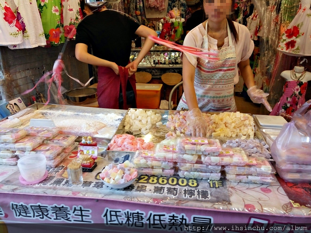 吃甜甜,現場吃滿好吃的喔,帶了一盒回家吃,逛街嘛,不就是有吃有喝又有拿嗎。這一路的甜點也不少,肚子可要撐爆了。 內灣_1482