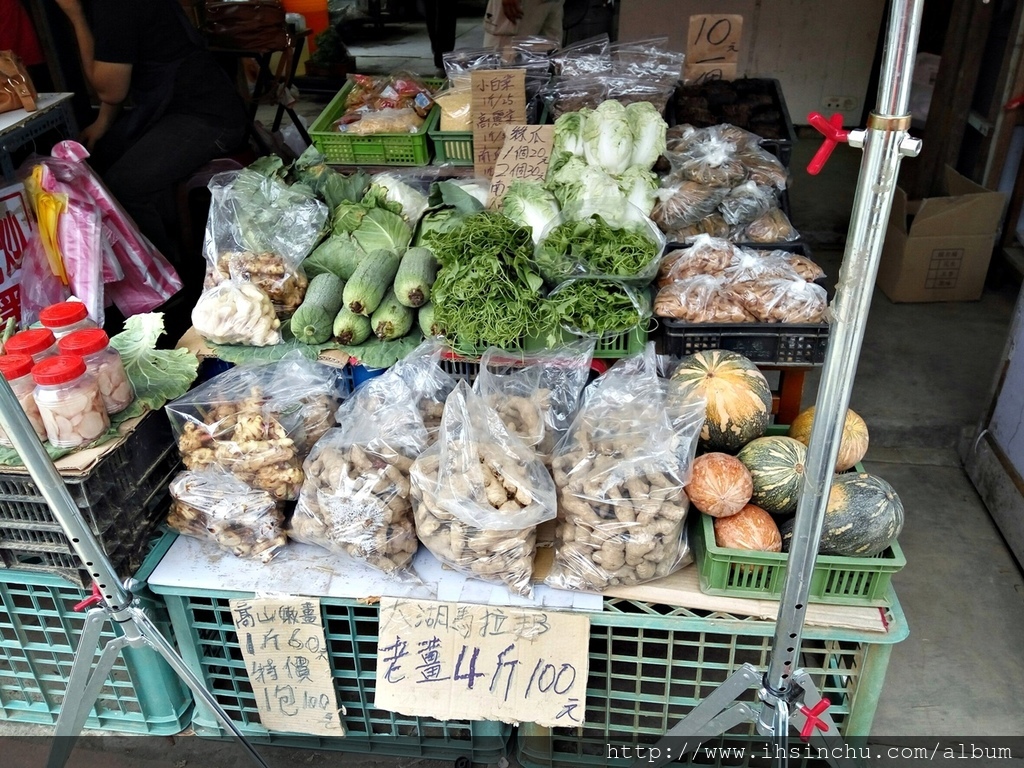 老街裡也有新鮮的蔬果可以買,這樣的小菜攤,就是滿親切的,這些菜都是自己種的吧。看到這南瓜就想到鹹蛋炒南瓜這道菜,好好吃喔,絲瓜蛤蠣也很美味,想到天氣可能要變冷,所以又買了一大袋薑,老天天呀,一個老街就噴了好幾大洋 內灣_3091