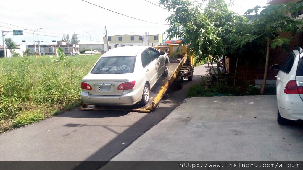 再新竹泳倫修車的同時,一台拖吊車拖了一台豐田Toyota Artis來來修理,聽說這台Artis的傳動軸壞了,原來泳輪汽車還提供汽車道路救援服務,新竹地區拖吊車費用約$1500 再新竹泳倫修車的同時,一台拖吊車拖了一台豐田Toyota Artis來來修理,聽說這台Artis的傳動軸壞了,原來泳輪汽車還提供汽車道路救援服務,新竹地區拖吊車費用約$1500