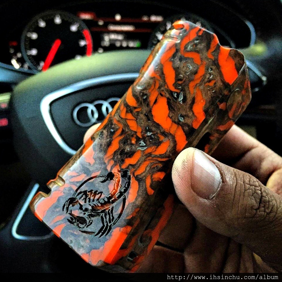 電子菸油包含三種主要成份:尼古丁、香精調味劑、丙二醇,以及其他物質。大家都知道尼古丁是香菸的主要成分,會危害免疫系統;丙二醇大量被吸入肺臟是否安全是個未知數。 電子菸油包含三種主要成份:尼古丁、香精調味劑、丙二醇,以及其他物質。大家都知道尼古丁是香菸的主要成分,會危害免疫系統;丙二醇大量被吸入肺臟是否安全是個未知數。