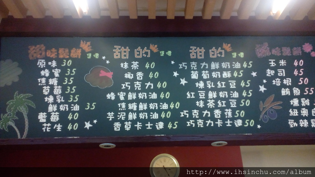 小木屋是連鎖的,一般來說直接去都不會撲空,但是各營業時間仍有差異,你瞧瞧這兩個小朋友吃的好有味呀,假日很常是一家人來這享用,因為店家早上就開了,口味有甜有鹹,一個真的可以吃飽飽,座位舒服,種類又多,還有多樣的飲料,當個早午餐來享受一點也不過分 IMG_20160811_152357
