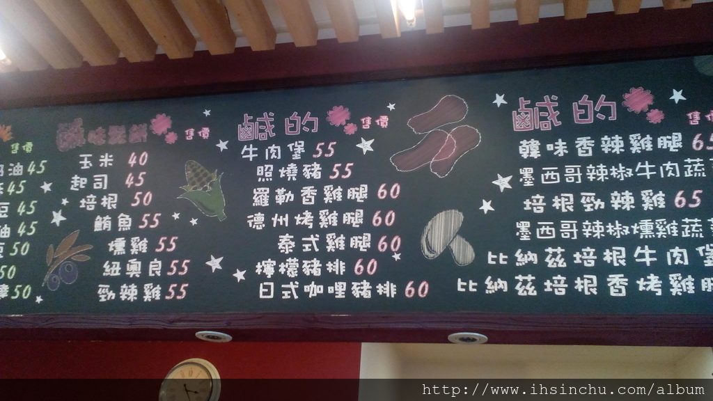鬆餅口味分為鹹甜兩種,甜鬆餅的部分如果不加其他餡料,最貴的就是50元,價格上算是平價消費,就拿香蕉鬆餅來說,可是放上一整條耶,如果要喝飲料,一個人的消費可能就會超過100元了,現在的飲料也得不便宜,一大杯20-25元的消費只能找好了哇,看在這明亮舒適的地方,多花一點錢是必要的 IMG_20160811_152349