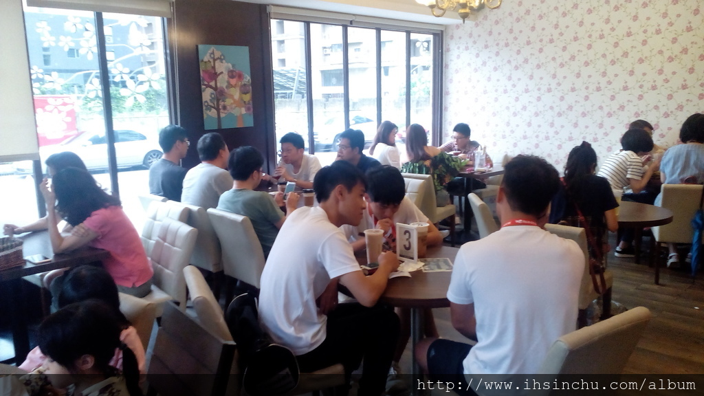不少朋友都來小木屋享用美食喔,平價消費,也是學生們的最愛 IMG_20160811_152459