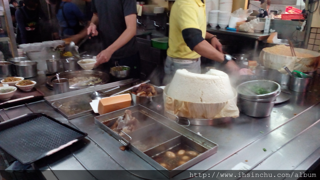 店家的人員可沒閒下了的時間,不管是外帶客還是內用客,速度決定一切,一下是豬血湯,一下是要加貢丸不要滷蛋,一個是要滷蛋不要香菜,整個混亂呀,老闆我的肉燥飯好了嗎?我還要繼續吃下一家了。新竹城隍廟雖然不是陌生的地方,但是也不曾好好的試上裡面的小吃,來去匆匆,趁這次偷的半日閒,沒想到能意外吃到古早味,也算不錯。曾有人問我這些平價小吃不就很普通嗎,有甚麼好介紹的,就是那種平凡的美味才能歷史悠久,常常伴隨您成長的就是隔壁阿婆開的麵店不是嗎 IMG_20160327_185008