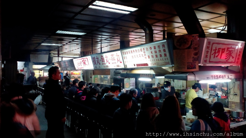 柳家的價格都不貴,也是很親民的小吃,他們的肉燥飯是可是招牌,當然不能錯過啦,很多朋友都說新竹米粉好好吃,因為新竹的風大,只是現在的米粉早早就是中央工廠製作,少了風城味囉,貢丸也是必吃必買的伴手,ㄟ~~有一點點貴貴耶,好吧,單看價格是不準的,總是要送上東西之後才能評斷CP值囉 IMG_20160327_184730