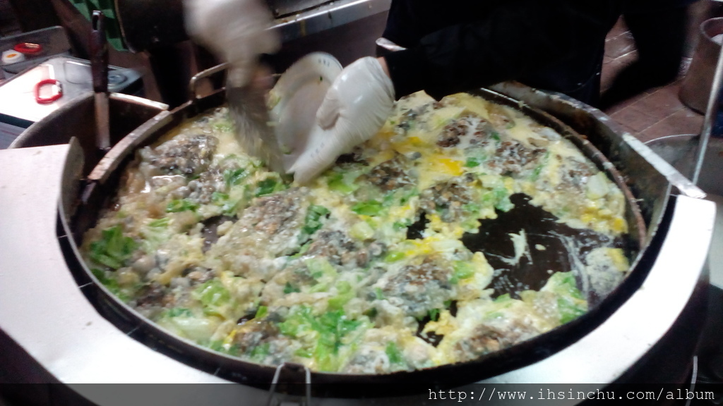 王記的排隊人數也沒少過,還有分店耶,吃東西找不到位子也是麻煩事,喜歡他們家的東西就要耐心排隊喔,還好這樣的小吃店翻桌率很高,所以不用等太久,前面吃了一些小東西,也不太餓,那就來吃吃蚵仔煎吧。一份60元,目前都是這樣的價位,一個大圓鐵盤滿滿的都是客人欽點的,蚵仔份量也OK IMG_20160327_185253