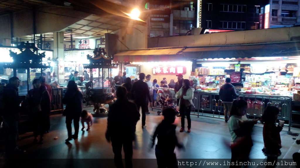 來到新竹城隍廟,您除了可以祈福外,周遭美食也是您不可錯過的,夜晚的城隍廟總是多一份靜肅,令人不敢接近,但是外頭尋吃的饕客熱絡打破那一份寧靜,城隍廟小吃遠近馳名,都來新竹了,怎能錯過這些新竹美食呢,雖然城隍美食的重複性很高,各家卻還是有屬於自己的愛好者,還是不知道要吃甚麼嗎,尋寶吧各位 IMG_20160327_184704