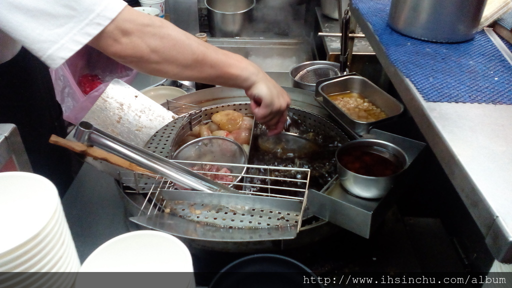 新竹肉圓也是好吃到不行,我們從小吃到大的味道,以前出外念書,有機會吃到外地肉圓,我還覺得不習慣咧,就是要吃這一味,不是說其他地區的肉圓不好吃,而是這是從小到大的記憶,曾經買回家過處理,只是買回家用的就是不好吃,還是要到店家現吃才行。 IMG_20160327_185206