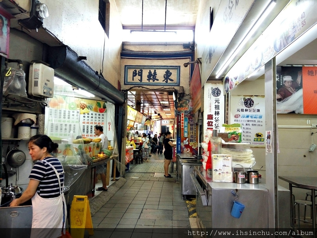新竹城隍廟旁也有各處的介紹立牌,都是很有歷史風味喔,因為具有觀光價值,所以還中英文對照喔 城隍廟 & Taco House_3295_0