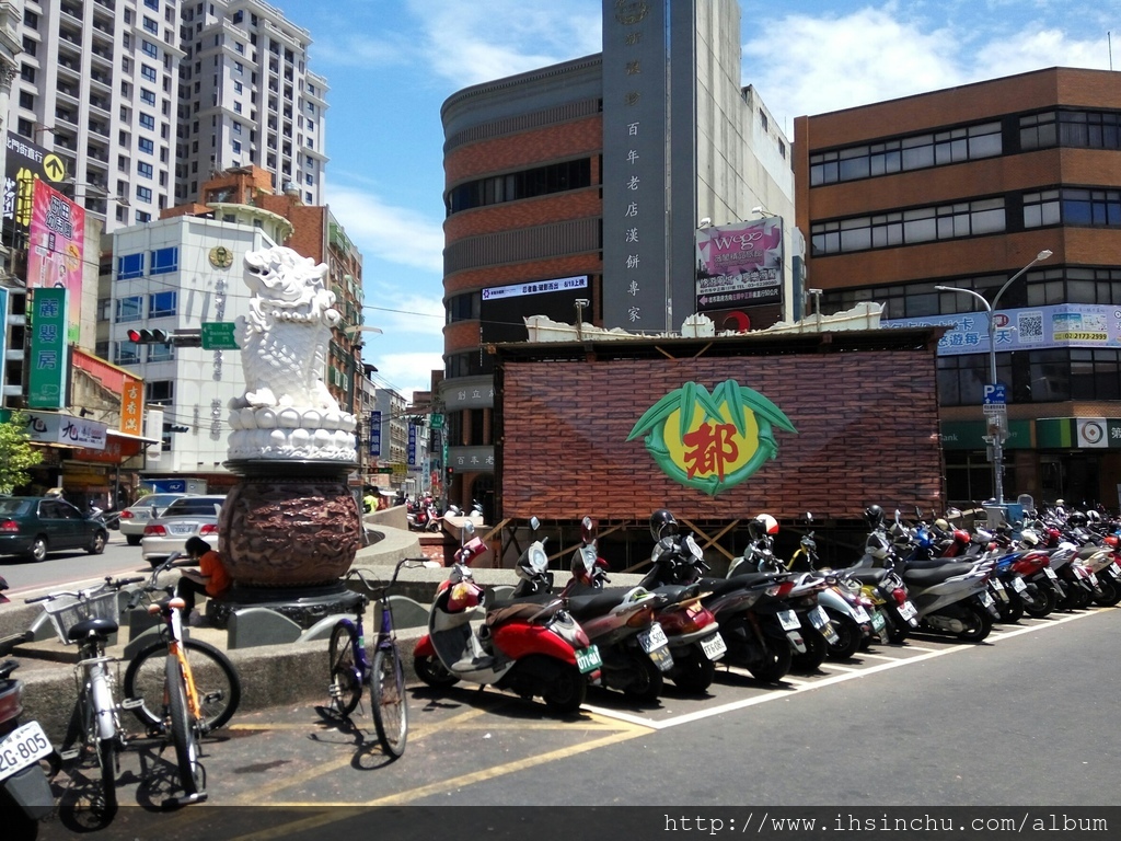 說到新竹知名景點,不得不說到新竹城隍廟,莊嚴的廟宇,總是能淨化人心,香火鼎盛的新竹都城隍廟已經被列為古蹟囉,百年的廟宇能帶來甚麼故事呢? 城隍廟 & Taco House_1487