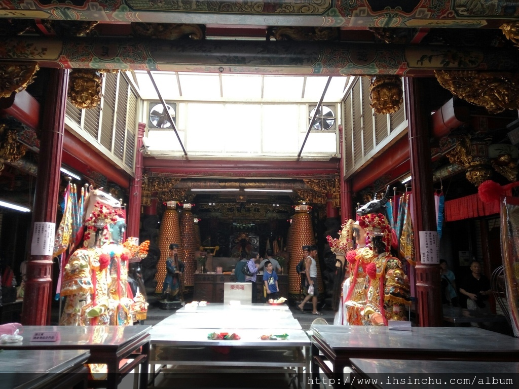 新竹城隍爺是台灣位階最高的城隍爺,許多在陽間受委屈的人們也會到城隍廟這告陰狀,城隍爺會幫忙有冤的民眾,另外,新竹城隍最有名的案子就是民國73年宏碁遭竊的案子,如今還能在各節目聽到此神蹟。城隍廟大致分成正殿(都城隍公爺殿)、後殿(奶奶殿)、法蓮寺、彌勒殿,奶奶殿所供奉的是城隍夫人和大公子與二公子、註生娘娘,要捍衛自己婚姻的,可以和城隍夫人求祂的鞋子喔,夫人兩旁還有兩位媳婦,非常獨特,一般城隍廟是沒有的喔,彌勒殿裡有文昌君,也是許多學子會乞求成績考運的地方 城隍廟 & Taco House_2089