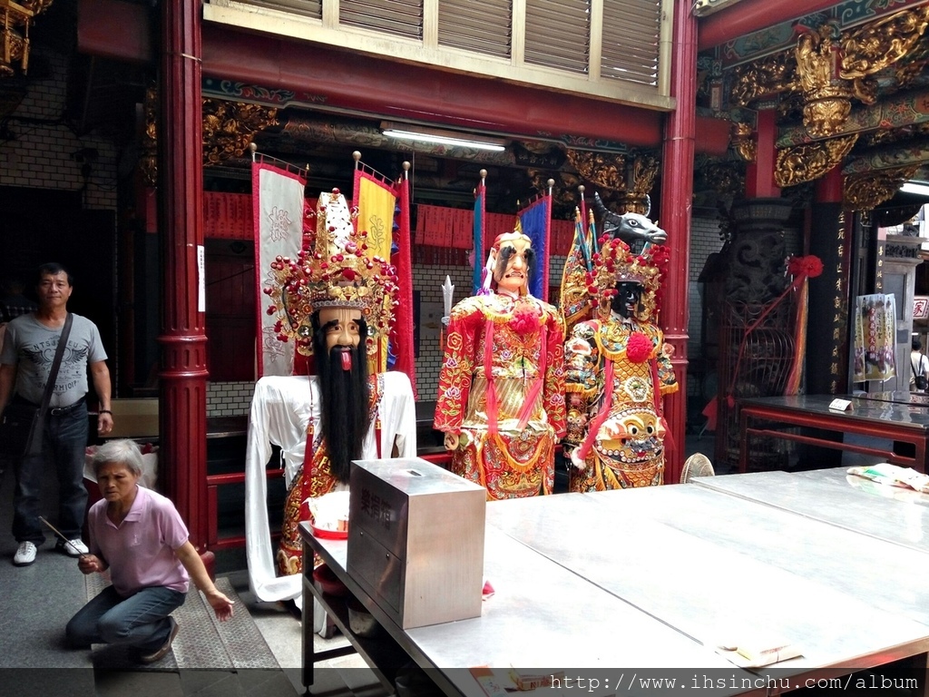 新竹城隍爺是台灣位階最高的城隍爺,許多在陽間受委屈的人們也會到城隍廟這告陰狀,城隍爺會幫忙有冤的民眾,另外,新竹城隍最有名的案子就是民國73年宏碁遭竊的案子,如今還能在各節目聽到此神蹟。城隍廟大致分成正殿(都城隍公爺殿)、後殿(奶奶殿)、法蓮寺、彌勒殿,奶奶殿所供奉的是城隍夫人和大公子與二公子、註生娘娘,要捍衛自己婚姻的,可以和城隍夫人求祂的鞋子喔,夫人兩旁還有兩位媳婦,非常獨特,一般城隍廟是沒有的喔,彌勒殿裡有文昌君,也是許多學子會乞求成績考運的地方 城隍廟 & Taco House_861