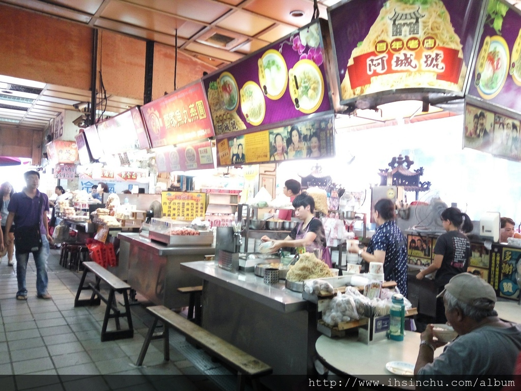 「新竹城隍廟」小吃攤位內賣的大多是新竹的「米粉」及「貢丸湯」,但是除了這些傳統美食之外,如潤餅、肉燥飯、魷魚羹及冬瓜茶….等也都頗受遊客歡迎,只是因為所販賣的食物太過類似,讓人一時間也不知該說什麼,很期待這裡的多樣化,雖然如此,城隍美食依舊是大家的最愛,因為這裡真的是平價小吃,如果不知道吃甚麼,一些知名名店就派上用場啦,柳家肉燥飯、郭家潤餅、阿忠肉圓、鄭家魚丸燕圓...... 城隍廟 & Taco House_975 城隍廟 & Taco House_975
