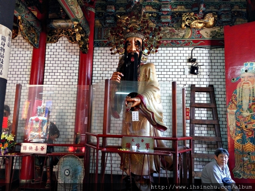 謝將軍(大爺,瘦高白臉)、范將軍(二爺,矮胖黑臉)因為地位較高,平日不出巡,出巡的是分身。分辨的方法是有鬍子的是本尊,沒鬍子的是分身。因為前面已經有六位將軍,因此這兩位分身被稱為七爺和八爺。我們平日在廟會陣頭看到出巡的即是七爺和八爺。查詢到此資訊頗為開心,因為我自己老是分不出來,原來七爺八爺是范謝將軍的分身,不管是甚麼,都告誡著世人莫因小善而不為,莫因小惡而為之喔 城隍廟 & Taco House_4656