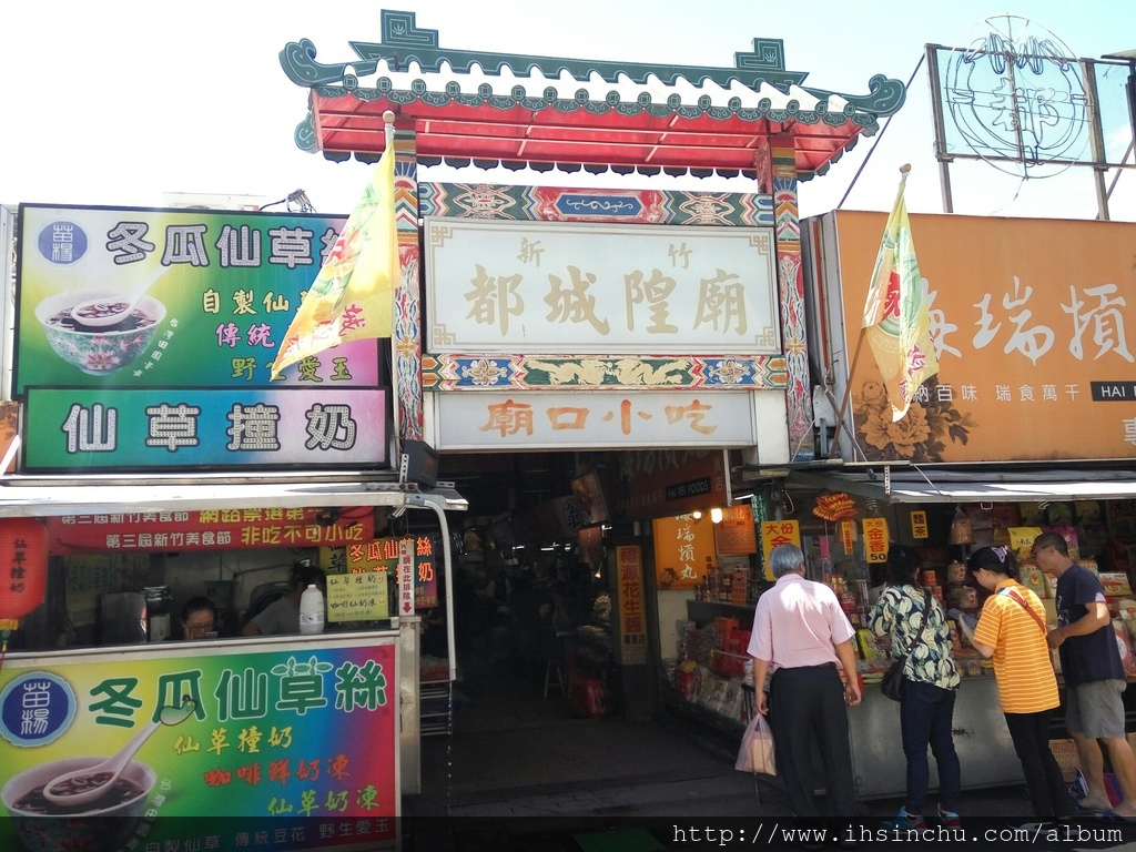 先從新竹城隍廟周邊說起好了,要到城隍廟,要怎麼到呢?以大眾交通工具來說,搭火車和公車及高鐵,目的地都是在新竹火車站,只要走15-20分鐘就可以到了(用很愜意的走法),開車雖然也很方便,但是那裏的停車位可能會有點難找,而且私人停車場假日的價格也會飆高,如果真的要停車,停在東大停車場再走過去吧或是地球村旁邊的停車空地那邊 城隍廟 & Taco House_5782