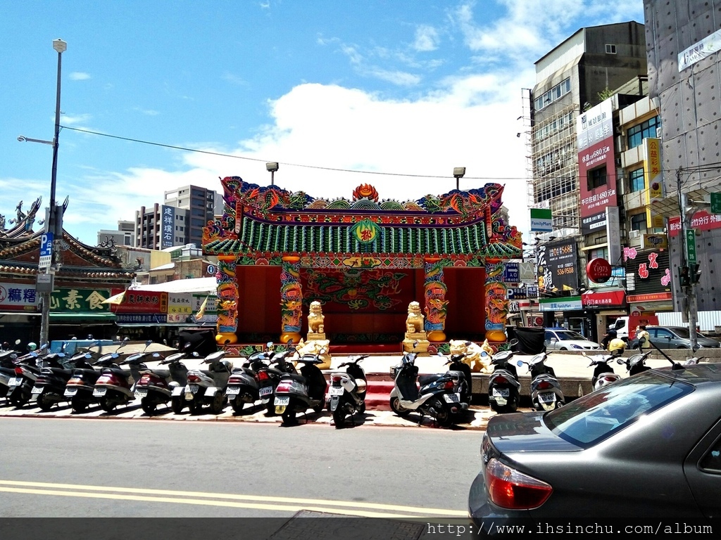 在這個日審陽夜審陰的城隍廟裡,我們慢慢聊吧。台灣的城隍廟不少,新竹的有甚麼不一樣,你知道嗎,仔細看過城隍廟裡的匾額嗎,或是你注意過上頭有些甚麼嗎?如果這次你沒有注意,下次有機會到城隍廟,找找我說的那些地方吧.....。新竹的好玩景點有哪些呢,我們介紹過新竹南寮漁港,也介紹過內灣老街,或許這些都不能滿足你了 城隍廟 & Taco House_5734