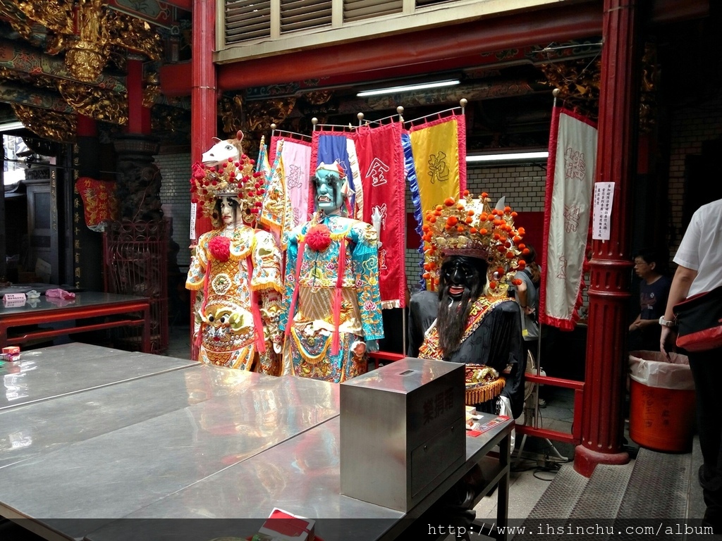 新竹城隍爺是台灣位階最高的城隍爺,許多在陽間受委屈的人們也會到城隍廟這告陰狀,城隍爺會幫忙有冤的民眾,另外,新竹城隍最有名的案子就是民國73年宏碁遭竊的案子,如今還能在各節目聽到此神蹟。城隍廟大致分成正殿(都城隍公爺殿)、後殿(奶奶殿)、法蓮寺、彌勒殿,奶奶殿所供奉的是城隍夫人和大公子與二公子、註生娘娘,要捍衛自己婚姻的,可以和城隍夫人求祂的鞋子喔,夫人兩旁還有兩位媳婦,非常獨特,一般城隍廟是沒有的喔,彌勒殿裡有文昌君,也是許多學子會乞求成績考運的地方 城隍廟 & Taco House_4251