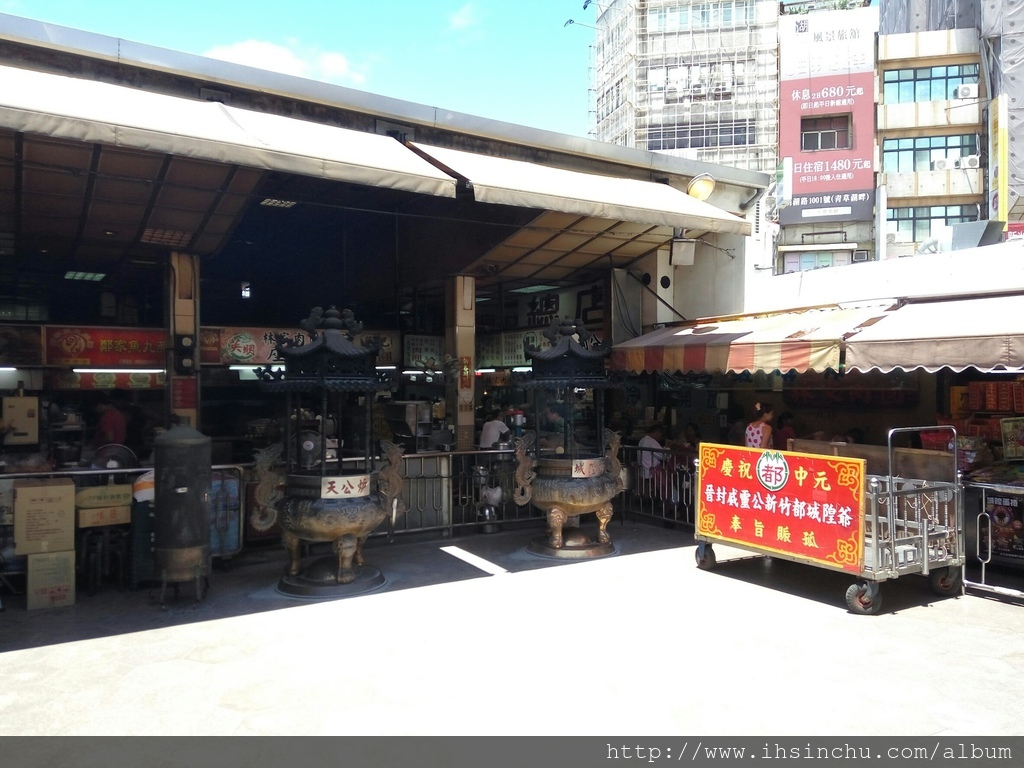 城隍廟內的美食區可說是新竹平價小吃的戰區,外部的美食也不能鬆懈,周遭的美食可說是蓄勢待發呀,你一定看過新竹美食裡介紹的西大發城隍包,就是有一堆人排隊 城隍廟 & Taco House_3902