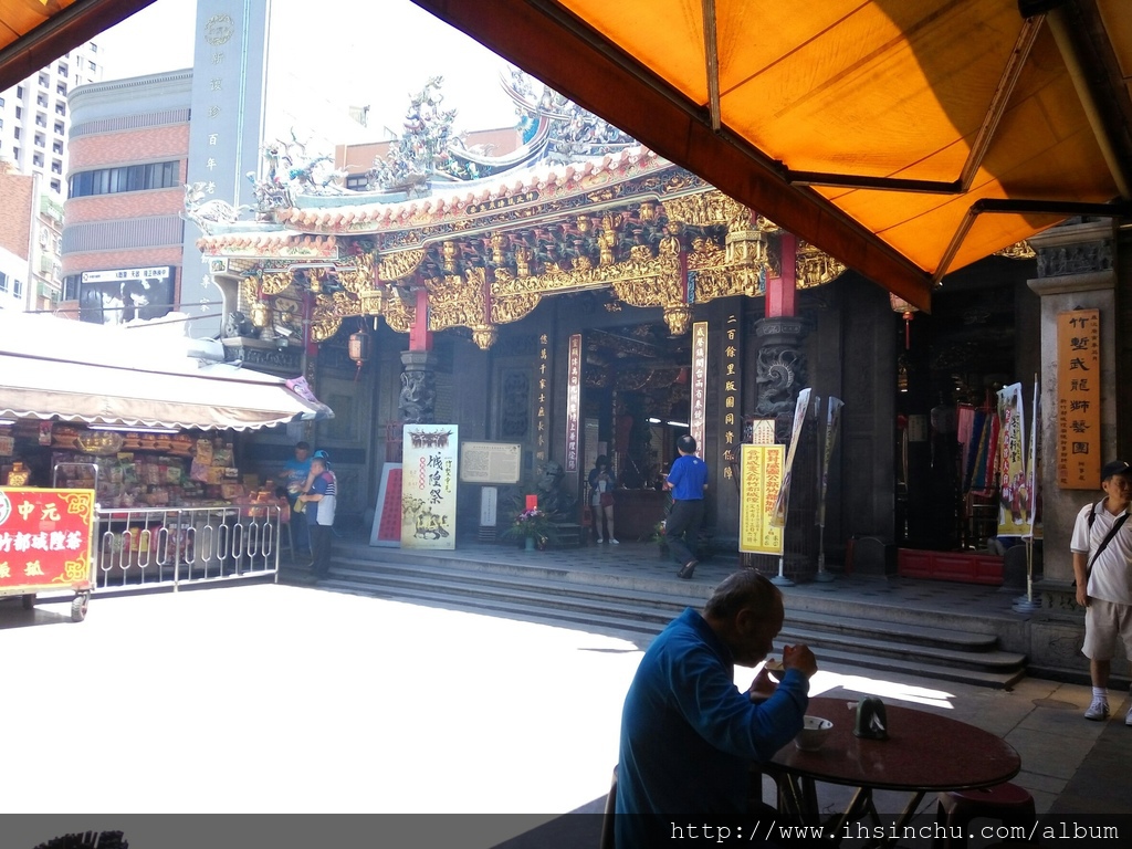 城隍廟外的廣場並不大,很難想像這小小的廣場在大過年時要如何進出,一般廟宇都有三個門,中間的是神明進出的門口,一般人都會被告誡不可以使用,面對廟宇的右邊門口是進去的門,而左邊的門口則是出口,但是新竹城隍廟只開放兩個門口,最左邊的門口一年只有農曆七月才會開啟就是所說的開虎門,在開啟時也會有相關的儀式。虎門又稱死門或鬼門,對好兄弟來說,祂們只知道生門(龍門)可以進,死門(虎門)才可以出,農曆七月正是祂們可以到人間的大假期,有人會說盡可能不要走虎門,以免被沖煞到了,此說法就看個人了 城隍廟 & Taco House_4491