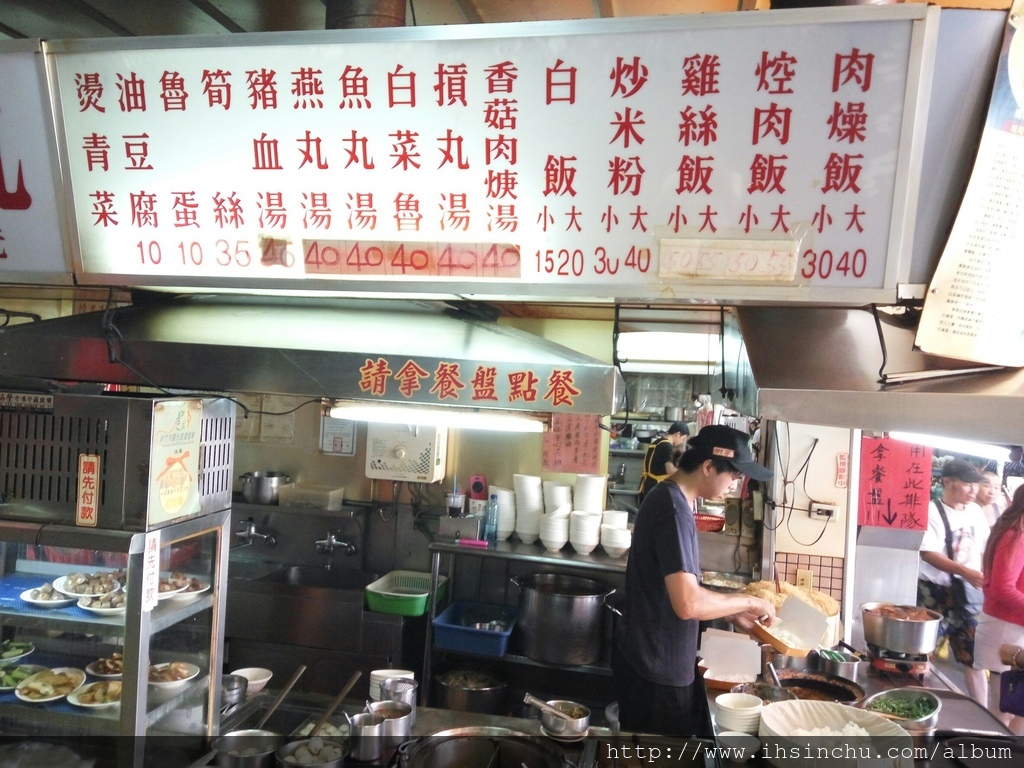 「新竹城隍廟」小吃攤位內賣的大多是新竹的「米粉」及「貢丸湯」,但是除了這些傳統美食之外,如潤餅、肉燥飯、魷魚羹及冬瓜茶….等也都頗受遊客歡迎,只是因為所販賣的食物太過類似,讓人一時間也不知該說什麼,很期待這裡的多樣化,雖然如此,城隍美食依舊是大家的最愛,因為這裡真的是平價小吃,如果不知道吃甚麼,一些知名名店就派上用場啦,柳家肉燥飯、郭家潤餅、阿忠肉圓、鄭家魚丸燕圓...... 城隍廟 & Taco House_975 城隍廟 & Taco House_4225