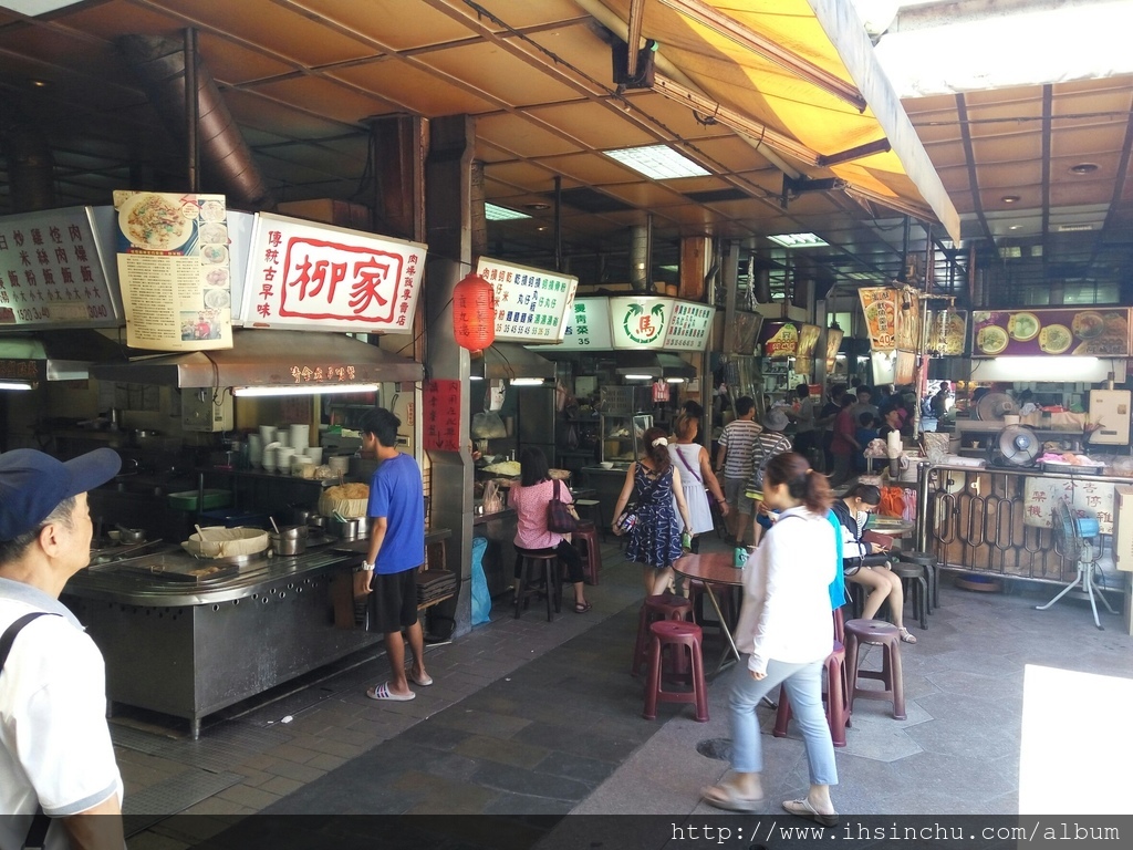 「新竹城隍廟」小吃攤位內賣的大多是新竹的「米粉」及「貢丸湯」,但是除了這些傳統美食之外,如潤餅、肉燥飯、魷魚羹及冬瓜茶….等也都頗受遊客歡迎,只是因為所販賣的食物太過類似,讓人一時間也不知該說什麼,很期待這裡的多樣化,雖然如此,城隍美食依舊是大家的最愛,因為這裡真的是平價小吃,如果不知道吃甚麼,一些知名名店就派上用場啦,柳家肉燥飯、郭家潤餅、阿忠肉圓、鄭家魚丸燕圓...... 城隍廟 & Taco House_975 城隍廟 & Taco House_7513