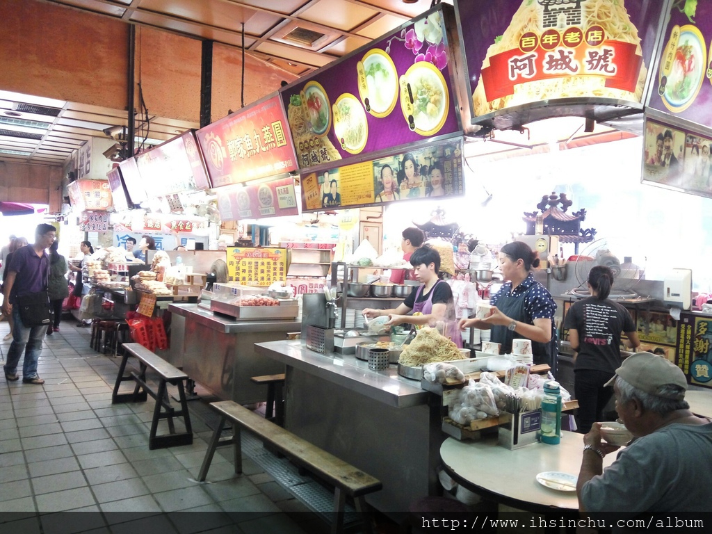 「新竹城隍廟」小吃攤位內賣的大多是新竹的「米粉」及「貢丸湯」,但是除了這些傳統美食之外,如潤餅、肉燥飯、魷魚羹及冬瓜茶….等也都頗受遊客歡迎,只是因為所販賣的食物太過類似,讓人一時間也不知該說什麼,很期待這裡的多樣化,雖然如此,城隍美食依舊是大家的最愛,因為這裡真的是平價小吃,如果不知道吃甚麼,一些知名名店就派上用場啦,柳家肉燥飯、郭家潤餅、阿忠肉圓、鄭家魚丸燕圓...... 城隍廟 & Taco House_975 城隍廟 & Taco House_7195
