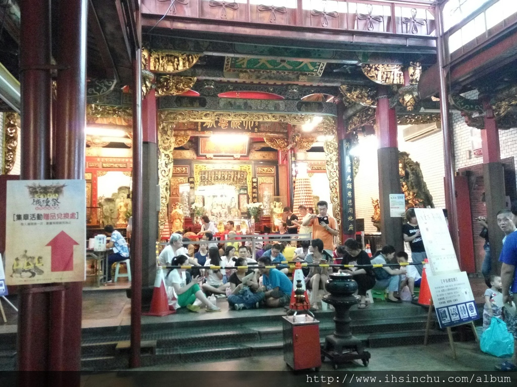 城隍廟在農曆七月有一些活動可以報名參加,如需要的可以向廟方報名,其中最知名的就是進行「夯枷、脫枷」儀式,信眾會將代表鎖住罪犯的紙製「枷鎖」扛在肩膀上(「夯枷」就是學犯人把刑具套在脖子上,意即人帶著「原罪」),透過戴枷、脫枷儀式,讓城隍爺赦免除去舊業轉好運。農曆7月15日竹塹中元城隍祭重頭戲「城隍賑孤遶境」,城隍爺除遶境新竹市區,並會到北門街鄭氏家廟,接受鄭家子弟奉茶、洗臉,即俗稱的「鄭厝貢燕」。其習俗源自竹塹北門開臺第一進士鄭用錫,在清道光8年(公元1828年)都城隍廟重修時出力頗大,為答謝鄭家,因此都城隍爺出巡時,會前往鄭氏家廟休息接受鄭家貢燕。相傳城隍爺洗過臉的水可保平安,總吸引信眾爭搶。 城隍廟 & Taco House_6625