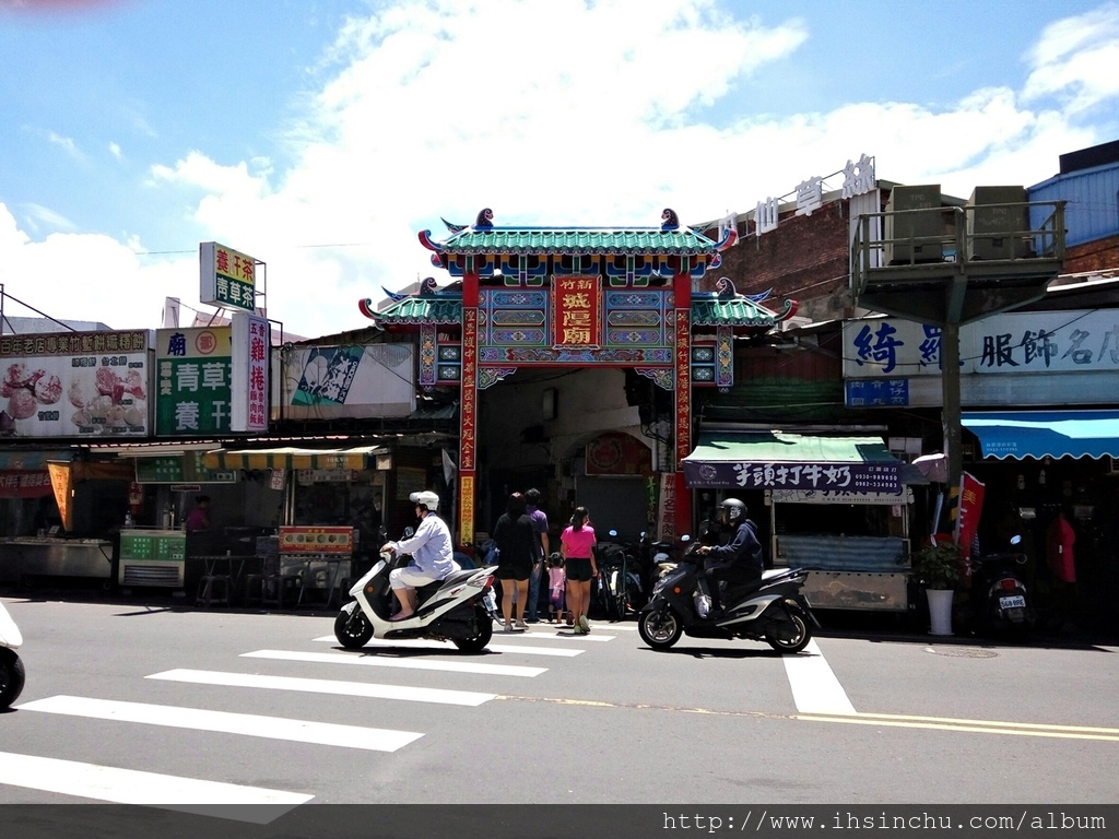 被美食小吃團團圍住的新竹城隍廟一時間還找不到入口處耶,來這裡的觀光客可能一時間會錯亂吧,不過這也沒有辦法,廟宇就是人們的心靈寄託,人類的繁華文明往往也從廟宇開始,許多老街的形成,不是從車站就是廟宇周遭喔。 城隍廟 & Taco House_9730