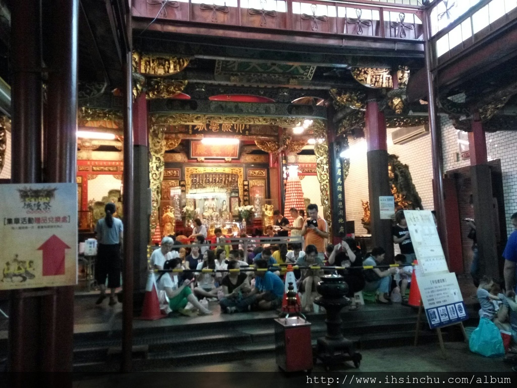 城隍廟在農曆七月有一些活動可以報名參加,如需要的可以向廟方報名,其中最知名的就是進行「夯枷、脫枷」儀式,信眾會將代表鎖住罪犯的紙製「枷鎖」扛在肩膀上(「夯枷」就是學犯人把刑具套在脖子上,意即人帶著「原罪」),透過戴枷、脫枷儀式,讓城隍爺赦免除去舊業轉好運。農曆7月15日竹塹中元城隍祭重頭戲「城隍賑孤遶境」,城隍爺除遶境新竹市區,並會到北門街鄭氏家廟,接受鄭家子弟奉茶、洗臉,即俗稱的「鄭厝貢燕」。其習俗源自竹塹北門開臺第一進士鄭用錫,在清道光8年(公元1828年)都城隍廟重修時出力頗大,為答謝鄭家,因此都城隍爺出巡時,會前往鄭氏家廟休息接受鄭家貢燕。相傳城隍爺洗過臉的水可保平安,總吸引信眾爭搶。 城隍廟 & Taco House_9127