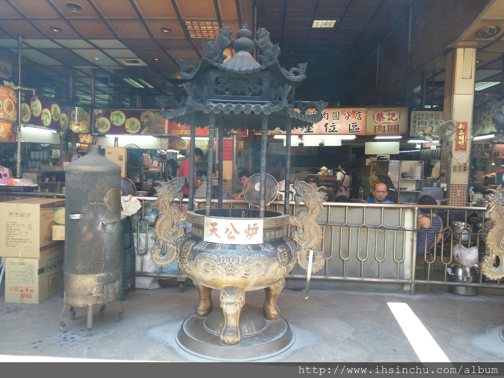 城隍廟內的美食區可說是新竹平價小吃的戰區,外部的美食也不能鬆懈,周遭的美食可說是蓄勢待發呀,你一定看過新竹美食裡介紹的西大發城隍包,就是有一堆人排隊 城隍廟 & Taco House_9938