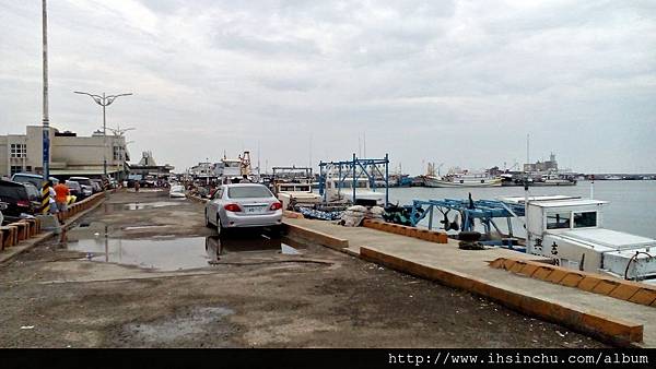 一早的南寮,有著新鮮海產等待光臨,一樓漁市,有魚有蝦還有許多種類的海鮮,新鮮看的到,有一些店家賣的是魚鬆熟食小吃,香味十足,另外你可以在一樓買到新鮮又便宜的生魚片 1473207469-2817045213_l