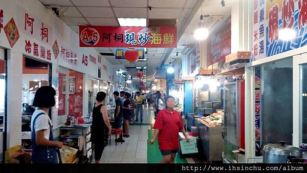 有時候懶得煮,一家大小就到南寮吃個一餐,餐廳的標價很明確,唯上頭標示時價的菜要小心,一定要問一下,不然很容易吃一肚子火喔 1473207697-399713650_l