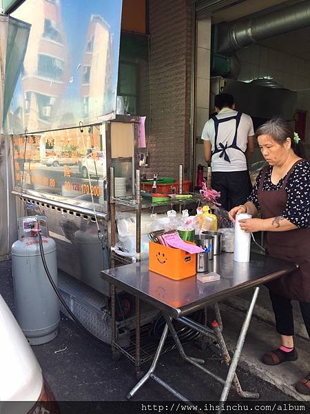 位在竹北的竹昌麻油雞,老闆與阿姨手都沒有停過,可見在竹北生意有多好 S__31170730