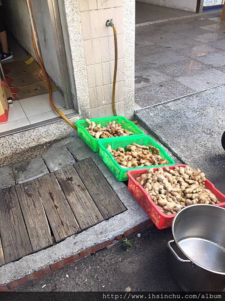 冬天就是要吃麻油雞呀,不然要幹嘛,看店家這一藍藍的薑,用量實在呀,老闆您們家的麻油雞,真的是太好吃了吧,竹北美食當之無愧 S__31170731