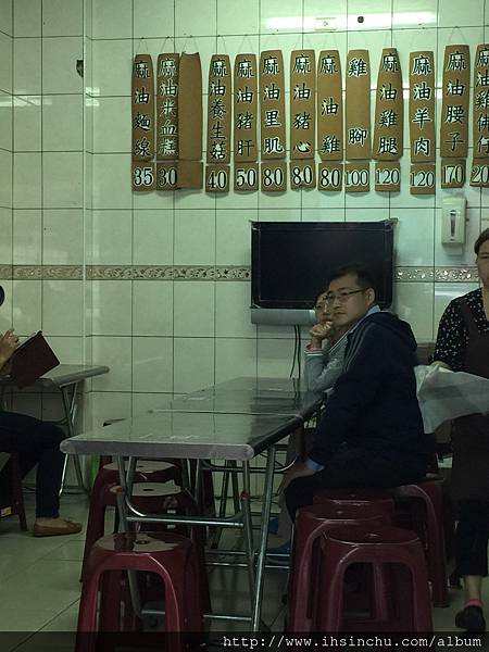 牆上就有菜單可以看,有位子就要幹快坐下喔,不然用餐時間一到,那又要等待了 S__31170732