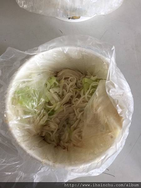 麻油麵線,小小一碗,乍看好像一定會吃不飽,但是這點分量就是一個會讓你吃飽的分量,店家用濃濃的湯頭煮出來的,還有高麗菜喔,麵線的特性就是一放就結成一團了,店內吃比較不會有這樣的情況,如果在搭上一點豆乳醬,整個味道又不一樣了,多了一種豆乳的清香,價格便宜只要35元 S__31170738