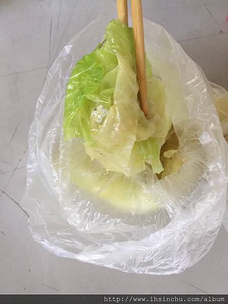 好吃的美食不嫌少,吃起來的感覺有點不一樣耶,還是我自己的感覺,哈哈哈,份量上當然單點的高麗菜比較多,而切也切得比較大塊, 我們吃鍋邊訴的朋友也大讚他們的高麗菜好吃 S__31170740